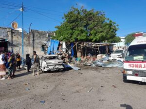 Suicide bomber strikes restaurant near Sayidka, Mogadishu