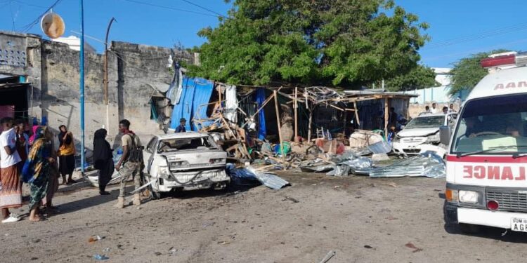 Suicide bomber strikes restaurant near Sayidka, Mogadishu