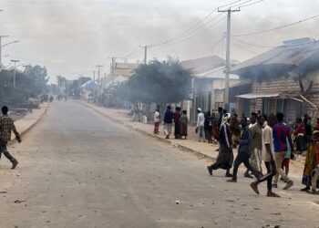 Smoke rises over a Baidoa street after clashes between federal troops and forces loyal to Laftagareen