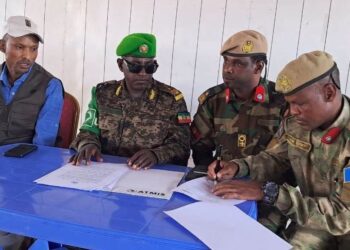 Ethiopian and Somali officers sign the transfer documents at the Buurhakaba base handover in Bay region