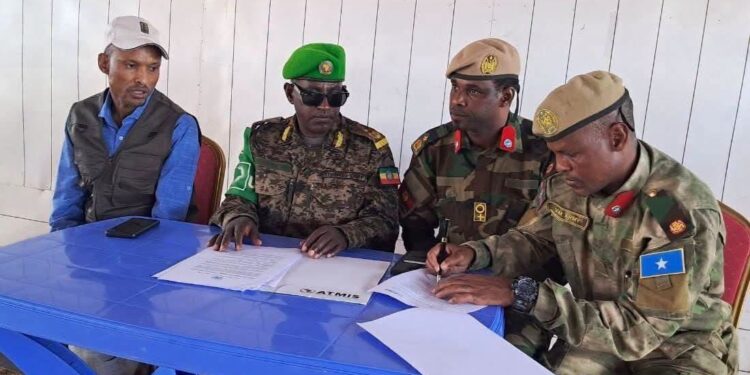 Ethiopian and Somali officers sign the transfer documents at the Buurhakaba base handover in Bay region