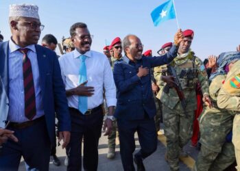 President Hassan Sheikh Mohamud greeting crowds on his Galmudug tour, where he said he established the regional states from Galkayo to Kismayo