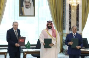 The leaders of Turkiye, Saudi Arabia and Pakistan hold the signed Mecca joint defence agreement, which Somalia welcomed