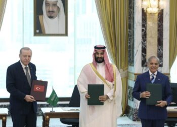 The leaders of Turkiye, Saudi Arabia and Pakistan hold the signed Mecca joint defence agreement, which Somalia welcomed