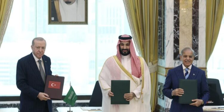 The leaders of Turkiye, Saudi Arabia and Pakistan hold the signed Mecca joint defence agreement, which Somalia welcomed