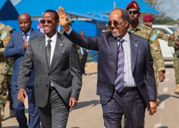 President Hassan Sheikh Mohamud walks with President Ali Gudlawe on a federal visit to Hirshabelle, the state presidency Villa Somalia has reserved for the incumbent