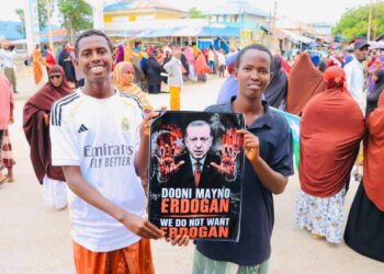 Protesters in Kismayo holding a poster of President Erdogan with bloodied hands during the anti-Turkiye demonstration