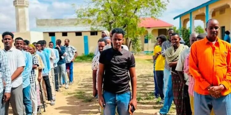 Voters queue outside a polling centre in Galmudug for the rerun in which the Justice and Solidarity Party won 67 of 89 assembly seats