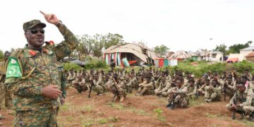 A Ugandan AUSSOM commander addresses Somali soldiers at Bariire in Lower Shabelle after its capture in August 2025, upriver from Jannaale