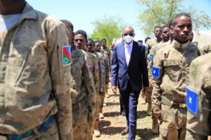 Former President Abdiaziz Hassan Mohamed Laftagareen inspecting South West State troops in a file photograph; forces loyal to him took Qansaxdheere on 8 October
