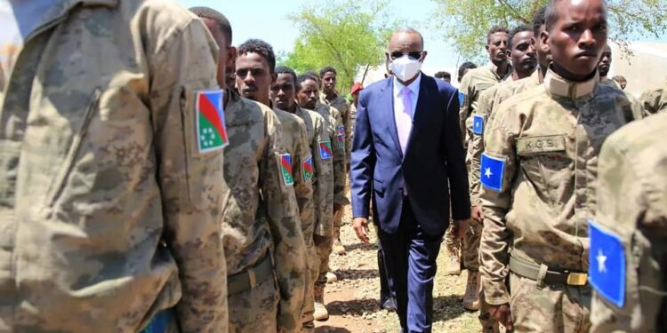 Former President Abdiaziz Hassan Mohamed Laftagareen inspecting South West State troops in a file photograph; forces loyal to him took Qansaxdheere on 8 October